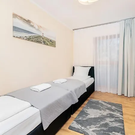 Batorego 7 Premium With Parking By Renters * غدينيا