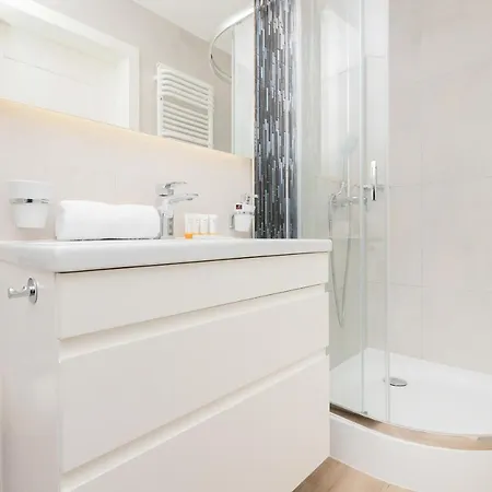 Batorego 7 Premium With Parking By Renters غدينيا
