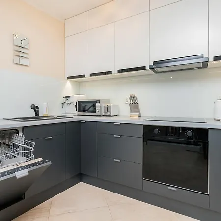 Batorego 7 Premium With Parking By Renters * غدينيا